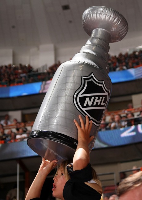 Fanynka obhájce Stanleyova poháru zvedá nad hlavu imitaci slavné trofeje